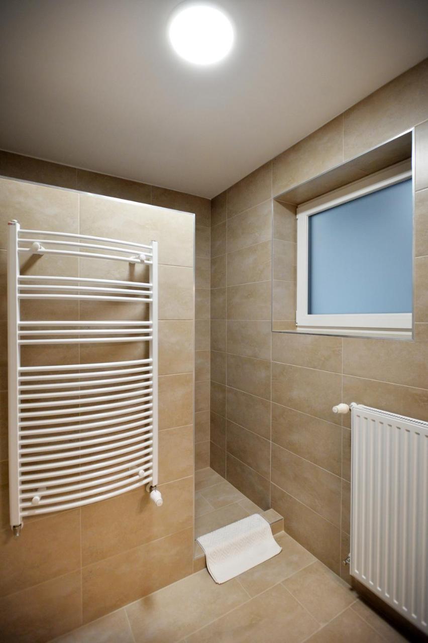 One Luxury Suites Егер Екстериор снимка