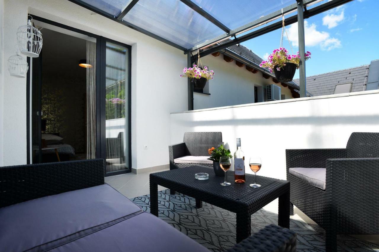 One Luxury Suites Егер Екстериор снимка